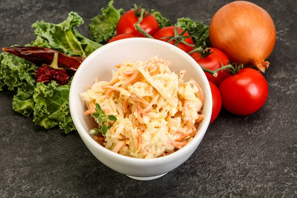 素食主义者科尔把沙拉配上卷心菜和胡萝卜 — 图库照片
