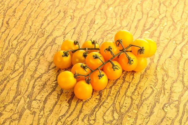 Cabang Dengan Tomat Ceri Kuning Segar — Stok Foto