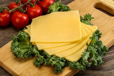 Dilimlenmiş Gauda peyniri.