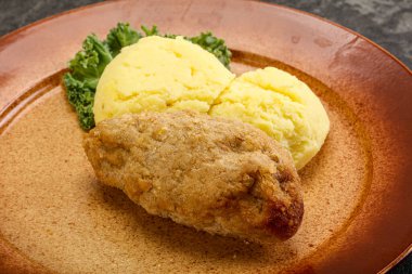 Patates püresiyle doğranmış etten çıtır tavuk pirzolası.