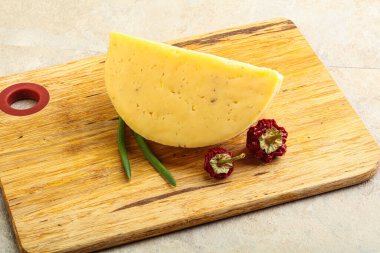 Cevizli sert peynir tuğlası.