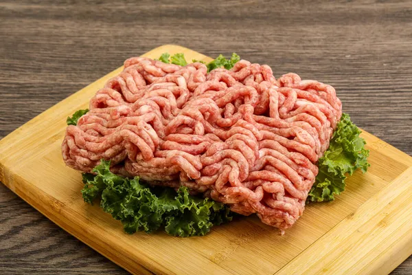 生の豚ひき肉を船上で調理する — ストック写真