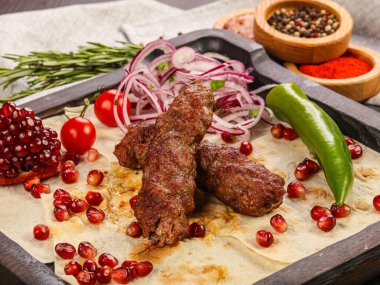 Kıyma ve baharatlı biftek kebabı.