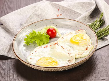 Kahvaltı tabakta iki kızarmış yumurta.