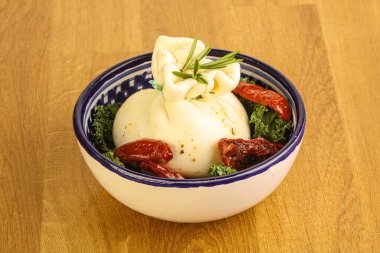 Kurutulmuş domatesli Burrata taze peyniri