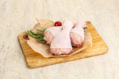 Pişirmek için üç tavuk budu budu.