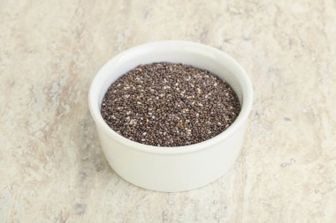 Kavanozda Chia tohumları var.