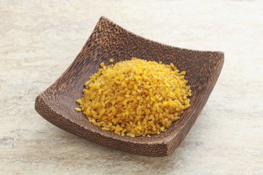 Yemek pişirmek için kasede çiğ bulgur.