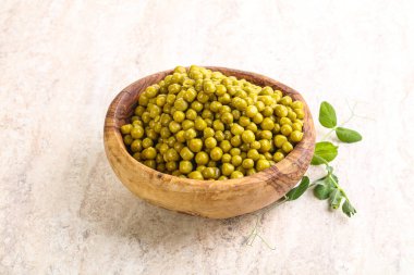 Kasede marine edilmiş taze bezelyeler.