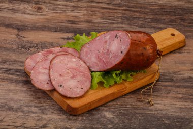 Baharatlı ve otlu füme jambon.