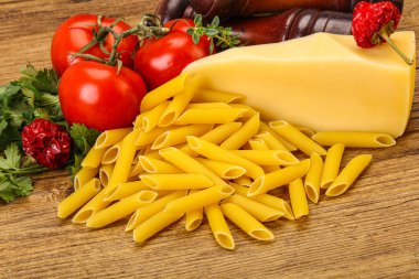 Pişirmek için sebzeli çiğ makarna.