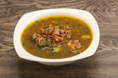 Geleneksel tavuk ve sebzeli mercimek çorbası.