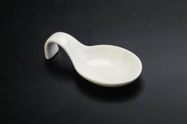 Mutfak malzemeleri servis etmek için küçük bir tabak.