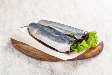 Pişirmek için derili marine edilmiş ringa fileto.