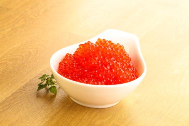 Rus kırmızı havyarı kasede.