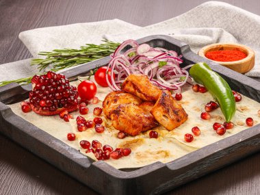 Tavuk şiş kebap ızgara et soğan halkaları servis edildi.