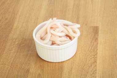 Terbiye edilmiş mürekkep balığı kasede atıştırmalık.