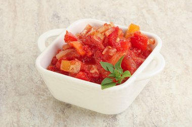 Sebzeli Macaristan vejetaryen Lecho atıştırması