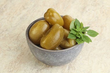 Kavanozda yeşil domates aperatifi.