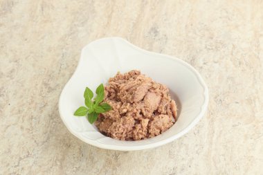 Kasedeki salata için konserve ton balığı.