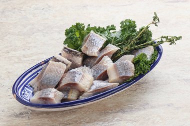 Kavanozda balık fileto dilimi var.