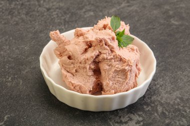 Karaciğer ezmesi kasede fesleğen yaprağı servis edilir.