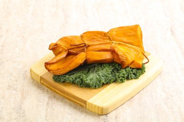 Tütsülenmiş kalamar aperatifi izole edilmiş.