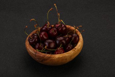 Sepette olgun kuş kirazı