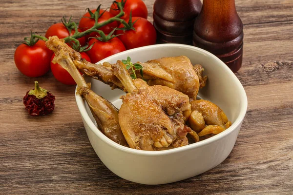 Tatlı ve baharatlı soslu tavşan yahnisi.