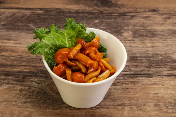 Terbiye edilmiş mantar. Kasede küçük bal aromalı.