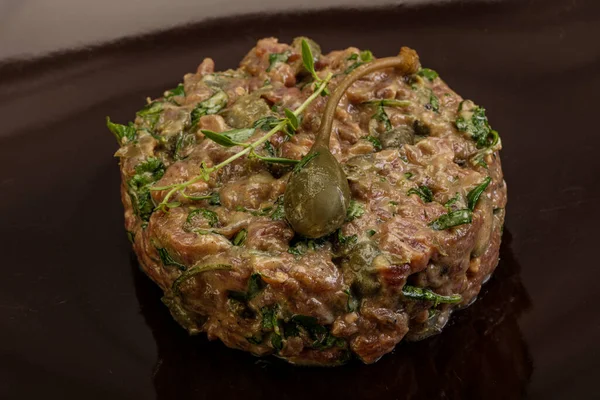 Kaparili çiğ tartar atıştırmalığı.