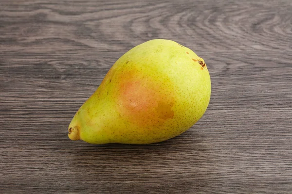 甘いおいしい熟した黄色の梨を背景に — ストック写真