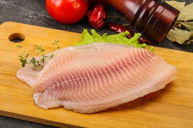 Pişirmek için çiğ tilapia balığı filetosu.
