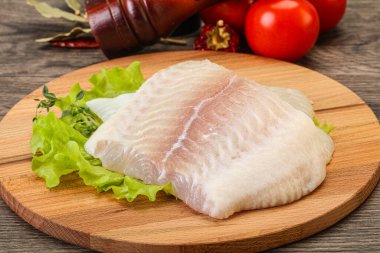 Pişirmek için çiğ pangasius fileto balığı.
