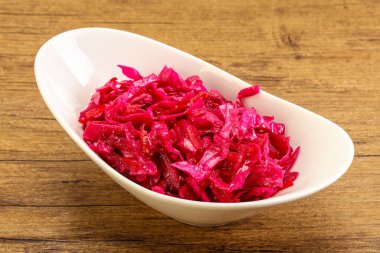 Kasede pancar kökü olan marine edilmiş kırmızı lahana.