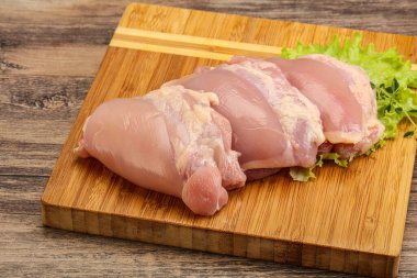 Pişirmek için çiğ tavuk kemiksiz ve derisiz bacak