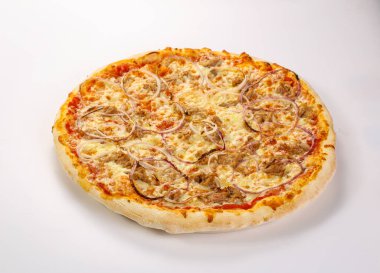 Etli, peynirli ve soğanlı pizza