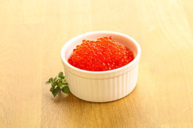 Rus kırmızı havyarı kasede.