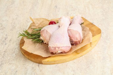 Pişirmek için üç tavuk budu budu.