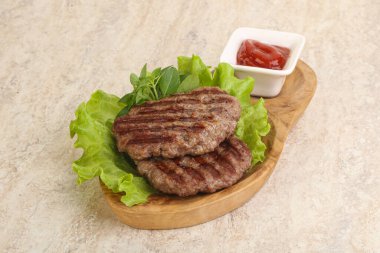 Domates soslu ızgara sığır burger pirzolası