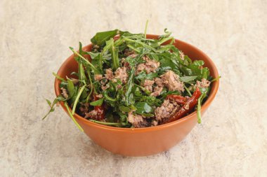 Ton balıklı salata, zeytin, kuru domates ve roka