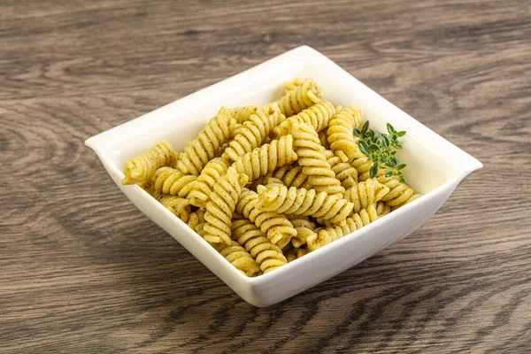 Italienische Nudeln Fusilli Mit Pesto Sauce — Stockfoto