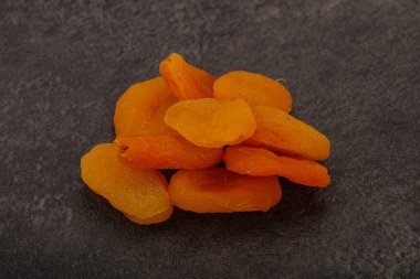 Tatlı, sarı, kurutulmuş kayısı yığını