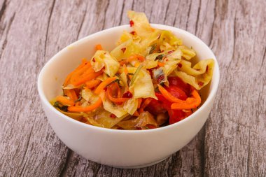 Havuçlu ve biberli baharatlı lahana turşusu.