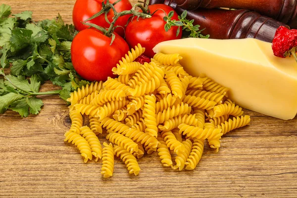 Pâtes Italiennes Girandole Crue Pour Cuisson Des Légumes Servis — Photo