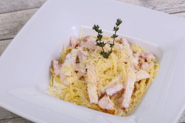 Jambon ve peynirli makarna kekik servis edildi.