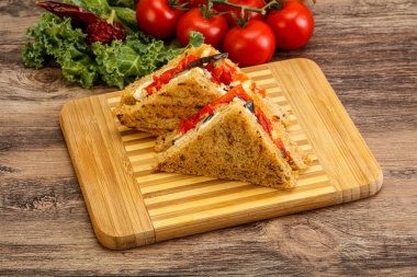 Patlıcanlı ve peynirli vejetaryen sandviçi.