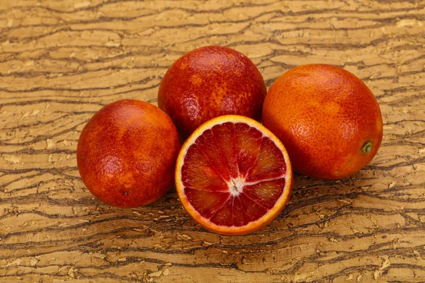 テーブルの上の甘い赤オレンジ ヒープ — ストック写真