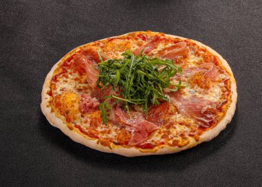 Parmalı pizza, peynir ve roka.