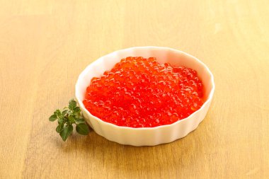 Rus kırmızı havyarı kasede.